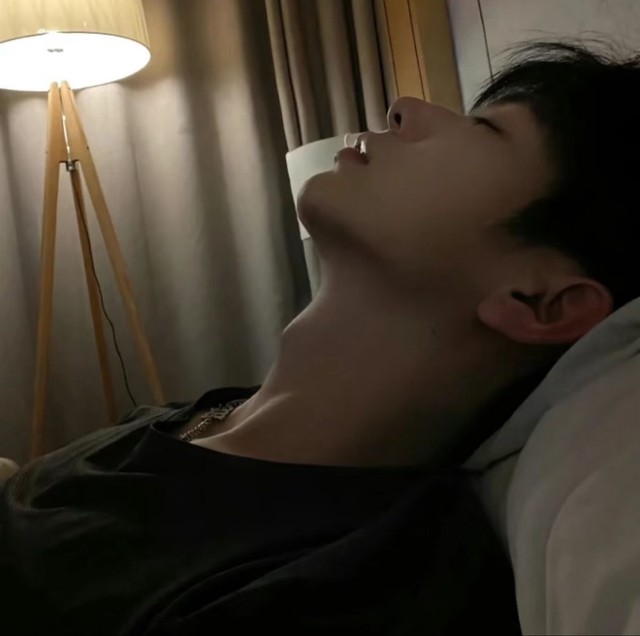 3 kiểu dùng gối "bẻ cong" xương khớp, khiến nhiều người còn trẻ mà tối ngày đau nhức, xương yếu hơn người già- Ảnh 1. 3 kiểu dùng gối "bẻ cong" xương khớp, khiến nhiều người còn trẻ mà tối ngày đau nhức, xương yếu hơn người già- Ảnh 1.