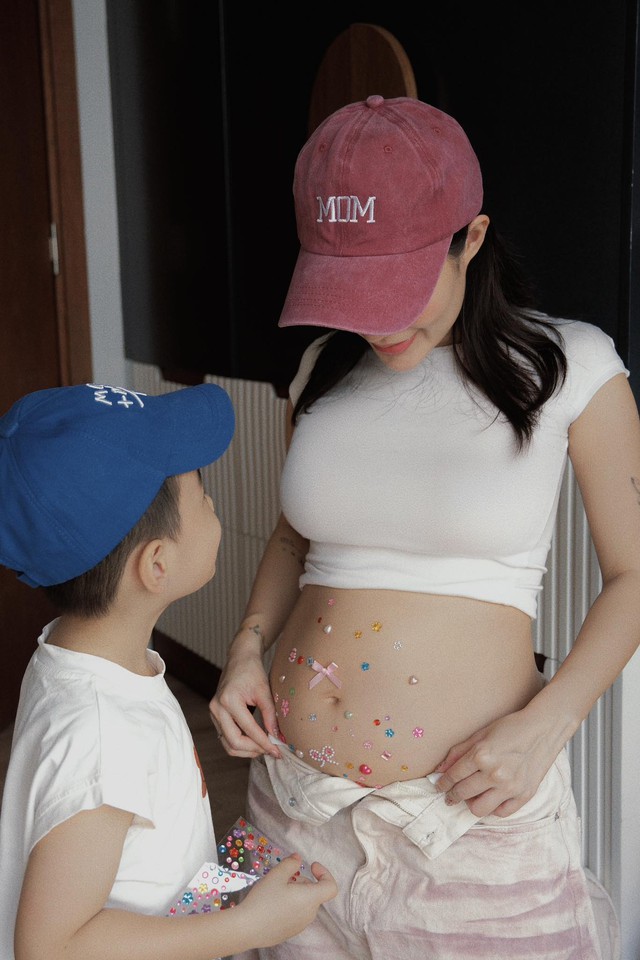 Touliver đ&oacute;n T&oacute;c Ti&ecirc;n tận nơi, d&agrave;n sao Vbiz lần đầu c&ocirc;ng khai loạt tin vui kh&eacute;p lại 2025!- Ảnh 2.