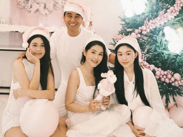 Sao Việt làm gì tối 31/12/2025?- Ảnh 10. Sao Việt làm gì tối 31/12/2025?- Ảnh 10.