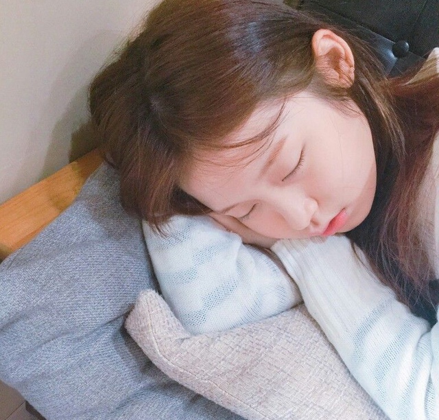 3 kiểu dùng gối "bẻ cong" xương khớp, khiến nhiều người còn trẻ mà tối ngày đau nhức, xương yếu hơn người già- Ảnh 2. 3 kiểu dùng gối "bẻ cong" xương khớp, khiến nhiều người còn trẻ mà tối ngày đau nhức, xương yếu hơn người già- Ảnh 2.