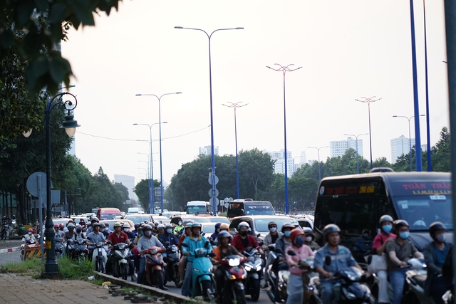 Bộ phim "VỀ QU&Ecirc;" ch&iacute;nh thức được c&ocirc;ng chiếu: To&agrave;n cảnh đường phố v&agrave;o ng&agrave;y cuối c&ugrave;ng của năm 2025- Ảnh 5.