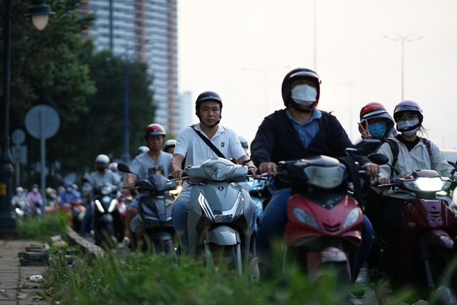 Bộ phim "VỀ QU&Ecirc;" ch&iacute;nh thức được c&ocirc;ng chiếu: To&agrave;n cảnh đường phố v&agrave;o ng&agrave;y cuối c&ugrave;ng của năm 2025- Ảnh 7.