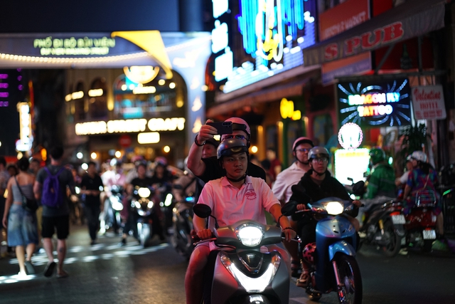 Chưa tới giao thừa m&agrave; kh&ocirc;ng kh&iacute; đ&atilde; cỡ n&agrave;y: Hồ Gươm lung linh &aacute;nh s&aacute;ng, phố T&acirc;y B&ugrave;i Viện "full b&agrave;n"- Ảnh 13.