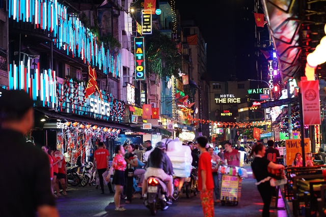 Chưa tới giao thừa m&agrave; kh&ocirc;ng kh&iacute; đ&atilde; cỡ n&agrave;y: Hồ Gươm lung linh &aacute;nh s&aacute;ng, phố T&acirc;y B&ugrave;i Viện "full b&agrave;n"- Ảnh 14.