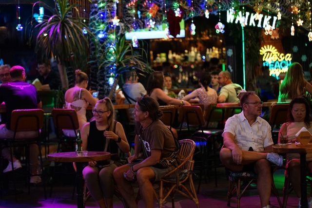 Chưa tới giao thừa m&agrave; kh&ocirc;ng kh&iacute; đ&atilde; cỡ n&agrave;y: Hồ Gươm lung linh &aacute;nh s&aacute;ng, phố T&acirc;y B&ugrave;i Viện "full b&agrave;n"- Ảnh 15.