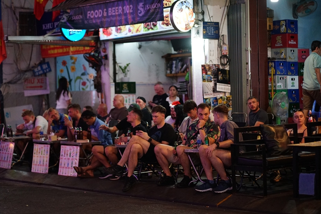 Chưa tới giao thừa m&agrave; kh&ocirc;ng kh&iacute; đ&atilde; cỡ n&agrave;y: Hồ Gươm lung linh &aacute;nh s&aacute;ng, phố T&acirc;y B&ugrave;i Viện "full b&agrave;n"- Ảnh 16.