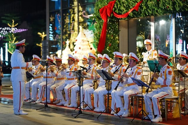 Hình ảnh gây choáng tại Hồ Gươm dù mới 21h ngày cuối năm- Ảnh 10.