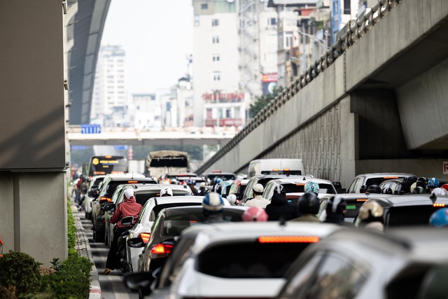 Bộ phim "VỀ QUÊ" chính thức được công chiếu: Các tuyến đường bắt đầu đông đúc, người dân lỉnh kỉnh mang theo cả thú cưng rời thành phố nghỉ lễ 4 ngày- Ảnh 4.