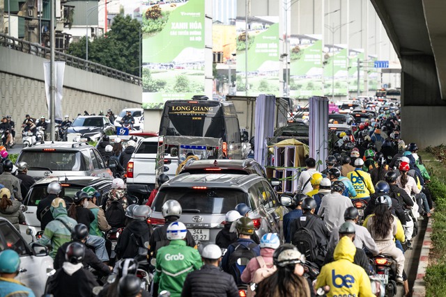 Bộ phim "VỀ QUÊ" chính thức được công chiếu: Các tuyến đường bắt đầu đông đúc, người dân lỉnh kỉnh mang theo cả thú cưng rời thành phố nghỉ lễ 4 ngày- Ảnh 1.