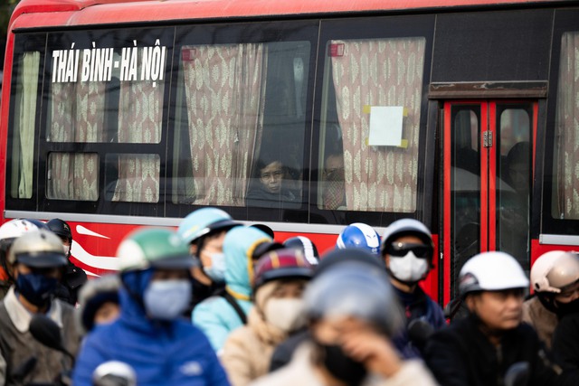 Bộ phim "VỀ QUÊ" chính thức được công chiếu: Các tuyến đường bắt đầu đông đúc, người dân lỉnh kỉnh mang theo cả thú cưng rời thành phố nghỉ lễ 4 ngày- Ảnh 3.