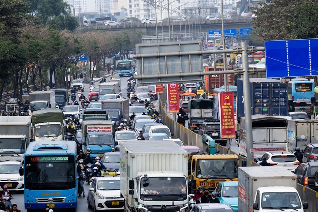 Bộ phim "VỀ QUÊ" chính thức được công chiếu: Các tuyến đường bắt đầu đông đúc, người dân lỉnh kỉnh mang theo cả thú cưng rời thành phố nghỉ lễ 4 ngày- Ảnh 9.