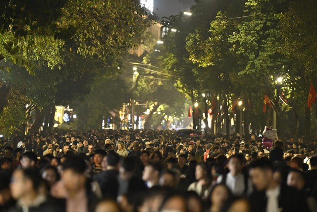 Hình ảnh gây choáng tại Hồ Gươm dù mới 21h ngày cuối năm- Ảnh 6.