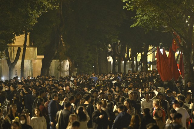 Hình ảnh gây choáng tại Hồ Gươm dù mới 21h ngày cuối năm- Ảnh 5.