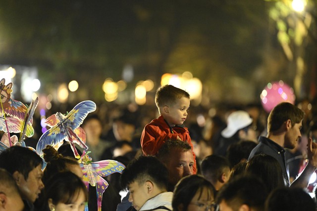 Hình ảnh gây choáng tại Hồ Gươm dù mới 21h ngày cuối năm- Ảnh 7.