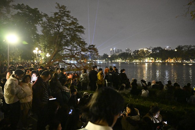 Hình ảnh gây choáng tại Hồ Gươm dù mới 21h ngày cuối năm- Ảnh 9.