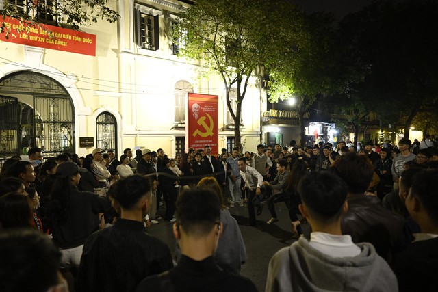 Hình ảnh gây choáng tại Hồ Gươm dù mới 21h ngày cuối năm- Ảnh 8.