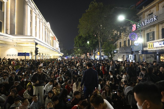 Pháo hoa rực sáng bầu trời, chào 2026!- Ảnh 4.