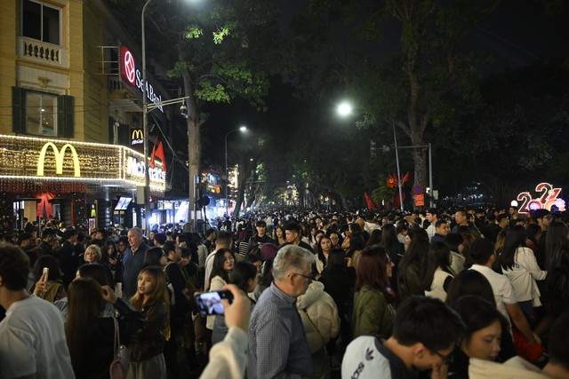 Pháo hoa rực sáng bầu trời, chào 2026!- Ảnh 5.