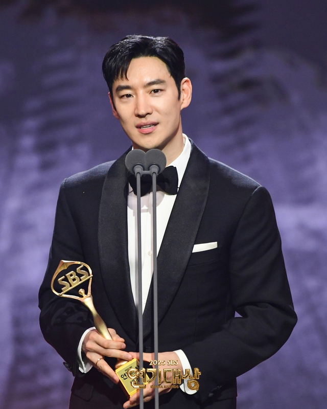 SBS Drama Awards 2025: Taxi Driver 3 càn quét loạt giải thưởng, Daesang danh giá là cái tên xứng đáng phong thần- Ảnh 1. SBS Drama Awards 2025: Taxi Driver 3 càn quét loạt giải thưởng, Daesang danh giá là cái tên xứng đáng phong thần- Ảnh 1.
