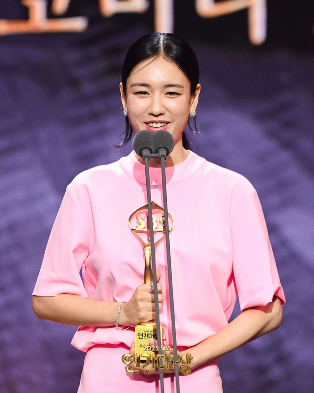 SBS Drama Awards 2025: Taxi Driver 3 càn quét loạt giải thưởng, Daesang danh giá là cái tên xứng đáng phong thần- Ảnh 10. SBS Drama Awards 2025: Taxi Driver 3 càn quét loạt giải thưởng, Daesang danh giá là cái tên xứng đáng phong thần- Ảnh 10.