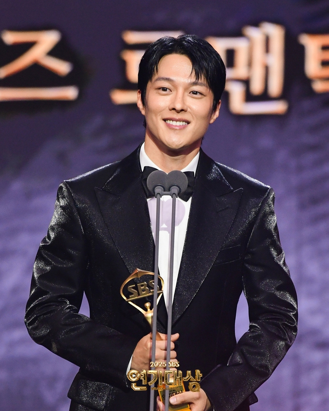 SBS Drama Awards 2025: Taxi Driver 3 càn quét loạt giải thưởng, Daesang danh giá là cái tên xứng đáng phong thần- Ảnh 9. SBS Drama Awards 2025: Taxi Driver 3 càn quét loạt giải thưởng, Daesang danh giá là cái tên xứng đáng phong thần- Ảnh 9.