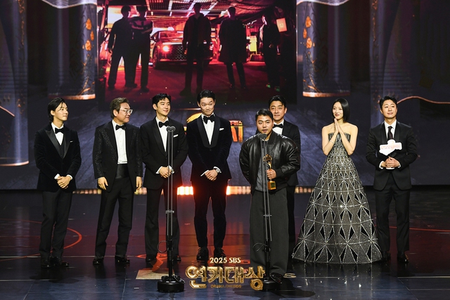 SBS Drama Awards 2025: Taxi Driver 3 càn quét loạt giải thưởng, Daesang danh giá là cái tên xứng đáng phong thần- Ảnh 2. SBS Drama Awards 2025: Taxi Driver 3 càn quét loạt giải thưởng, Daesang danh giá là cái tên xứng đáng phong thần- Ảnh 2.