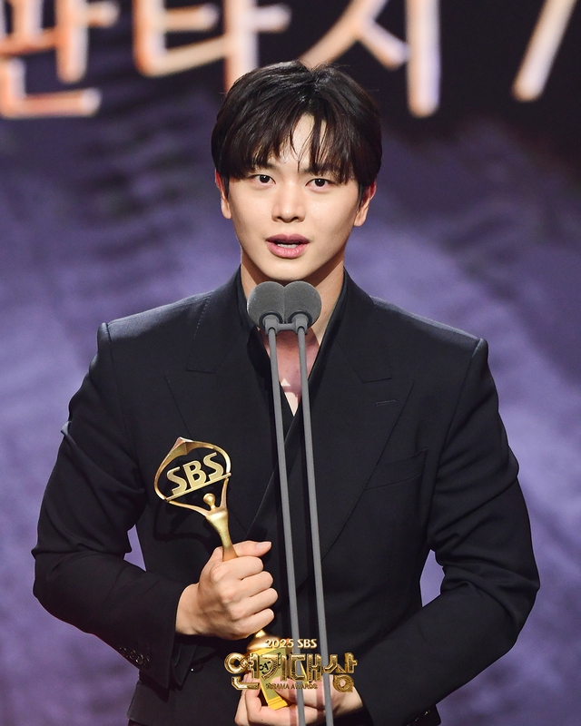 SBS Drama Awards 2025: Taxi Driver 3 càn quét loạt giải thưởng, Daesang danh giá là cái tên xứng đáng phong thần- Ảnh 4. SBS Drama Awards 2025: Taxi Driver 3 càn quét loạt giải thưởng, Daesang danh giá là cái tên xứng đáng phong thần- Ảnh 4.