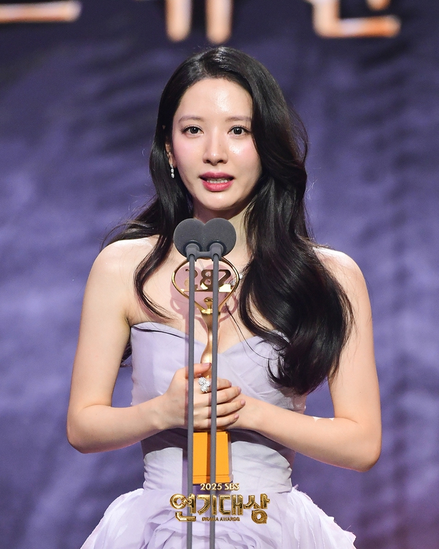 SBS Drama Awards 2025: Taxi Driver 3 càn quét loạt giải thưởng, Daesang danh giá là cái tên xứng đáng phong thần- Ảnh 3. SBS Drama Awards 2025: Taxi Driver 3 càn quét loạt giải thưởng, Daesang danh giá là cái tên xứng đáng phong thần- Ảnh 3.