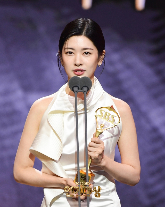 SBS Drama Awards 2025: Taxi Driver 3 càn quét loạt giải thưởng, Daesang danh giá là cái tên xứng đáng phong thần- Ảnh 6. SBS Drama Awards 2025: Taxi Driver 3 càn quét loạt giải thưởng, Daesang danh giá là cái tên xứng đáng phong thần- Ảnh 6.