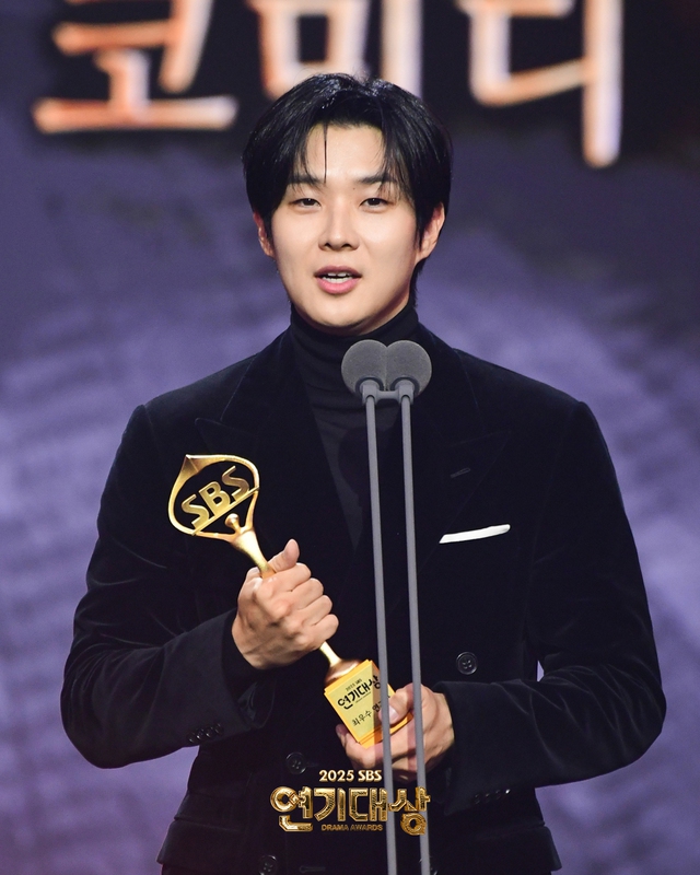SBS Drama Awards 2025: Taxi Driver 3 càn quét loạt giải thưởng, Daesang danh giá là cái tên xứng đáng phong thần- Ảnh 5. SBS Drama Awards 2025: Taxi Driver 3 càn quét loạt giải thưởng, Daesang danh giá là cái tên xứng đáng phong thần- Ảnh 5.