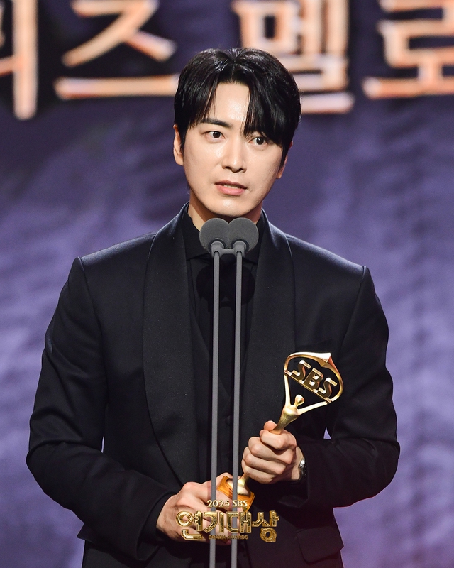 SBS Drama Awards 2025: Taxi Driver 3 càn quét loạt giải thưởng, Daesang danh giá là cái tên xứng đáng phong thần- Ảnh 7. SBS Drama Awards 2025: Taxi Driver 3 càn quét loạt giải thưởng, Daesang danh giá là cái tên xứng đáng phong thần- Ảnh 7.