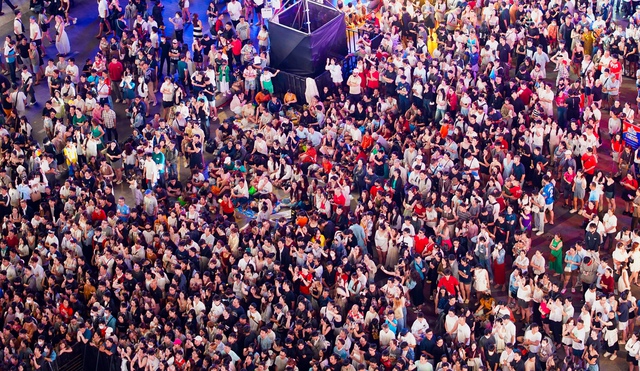 Chưa tới giao thừa m&agrave; kh&ocirc;ng kh&iacute; đ&atilde; cỡ n&agrave;y: Hồ Gươm lung linh &aacute;nh s&aacute;ng, phố T&acirc;y B&ugrave;i Viện "full b&agrave;n"- Ảnh 2.