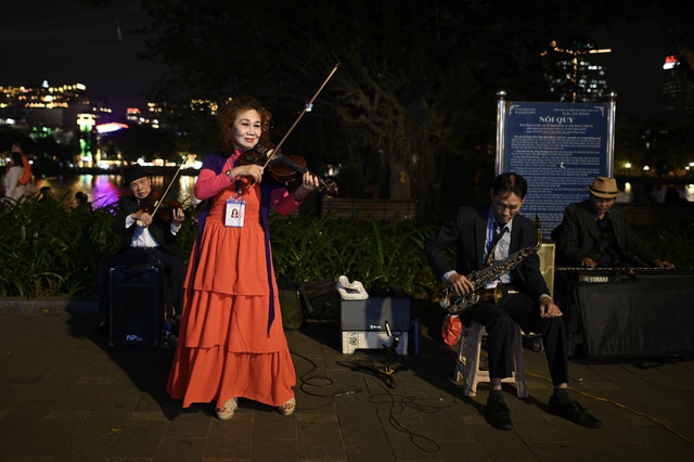 Chưa tới giao thừa m&agrave; kh&ocirc;ng kh&iacute; đ&atilde; cỡ n&agrave;y: Hồ Gươm lung linh &aacute;nh s&aacute;ng, phố T&acirc;y B&ugrave;i Viện "full b&agrave;n"- Ảnh 6.