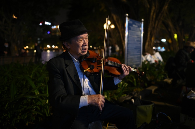 Chưa tới giao thừa m&agrave; kh&ocirc;ng kh&iacute; đ&atilde; cỡ n&agrave;y: Hồ Gươm lung linh &aacute;nh s&aacute;ng, phố T&acirc;y B&ugrave;i Viện "full b&agrave;n"- Ảnh 7.