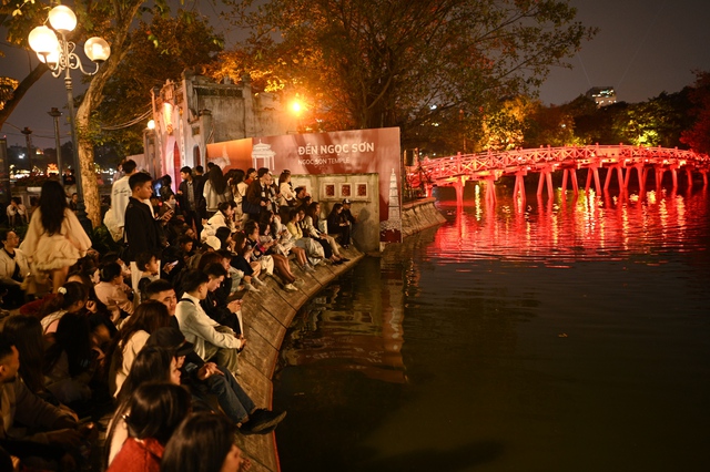 Chưa tới giao thừa m&agrave; kh&ocirc;ng kh&iacute; đ&atilde; cỡ n&agrave;y: Hồ Gươm lung linh &aacute;nh s&aacute;ng, phố T&acirc;y B&ugrave;i Viện "full b&agrave;n"- Ảnh 8.