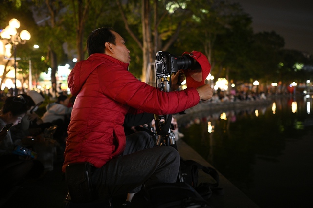 Chưa tới giao thừa m&agrave; kh&ocirc;ng kh&iacute; đ&atilde; cỡ n&agrave;y: Hồ Gươm lung linh &aacute;nh s&aacute;ng, phố T&acirc;y B&ugrave;i Viện "full b&agrave;n"- Ảnh 10.