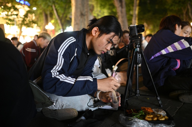 Chưa tới giao thừa m&agrave; kh&ocirc;ng kh&iacute; đ&atilde; cỡ n&agrave;y: Hồ Gươm lung linh &aacute;nh s&aacute;ng, phố T&acirc;y B&ugrave;i Viện "full b&agrave;n"- Ảnh 11.