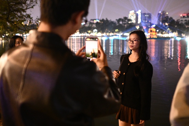 Chưa tới giao thừa m&agrave; kh&ocirc;ng kh&iacute; đ&atilde; cỡ n&agrave;y: Hồ Gươm lung linh &aacute;nh s&aacute;ng, phố T&acirc;y B&ugrave;i Viện "full b&agrave;n"- Ảnh 5.