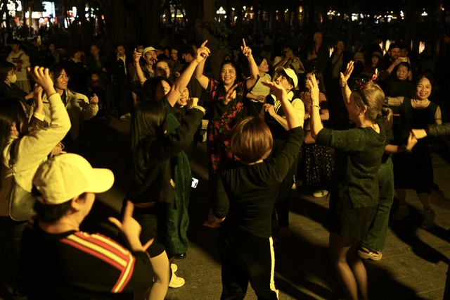 Chưa tới giao thừa m&agrave; kh&ocirc;ng kh&iacute; đ&atilde; cỡ n&agrave;y: Hồ Gươm lung linh &aacute;nh s&aacute;ng, phố T&acirc;y B&ugrave;i Viện "full b&agrave;n"- Ảnh 12.