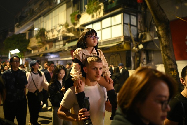 Hình ảnh gây choáng tại Hồ Gươm dù mới 21h ngày cuối năm- Ảnh 2.