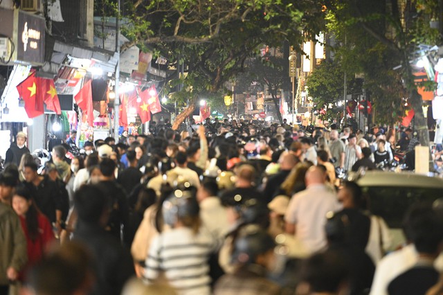 Hình ảnh gây choáng tại Hồ Gươm dù mới 21h ngày cuối năm- Ảnh 1.