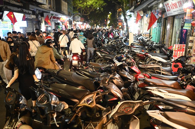 Hình ảnh gây choáng tại Hồ Gươm dù mới 21h ngày cuối năm- Ảnh 3.