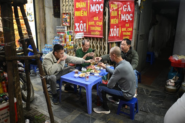 Hình ảnh gây choáng tại Hồ Gươm dù mới 21h ngày cuối năm- Ảnh 4.