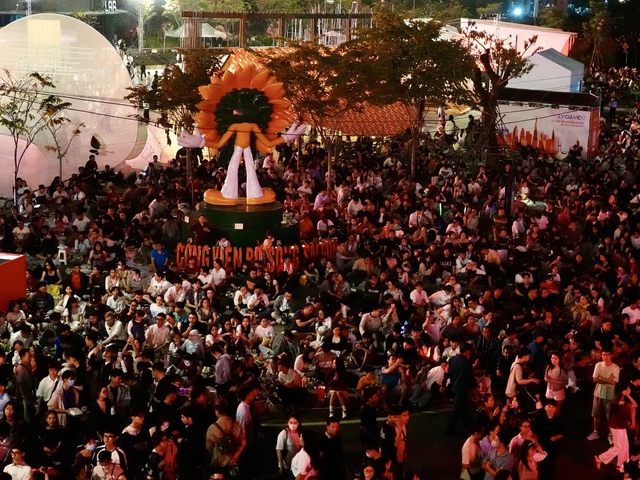 Hình ảnh gây choáng tại Hồ Gươm dù mới 21h ngày cuối năm- Ảnh 12.