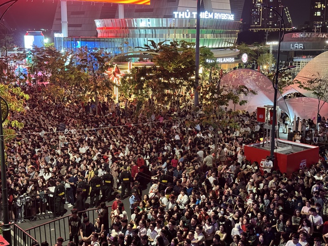 Hình ảnh gây choáng tại Hồ Gươm dù mới 21h ngày cuối năm- Ảnh 13.