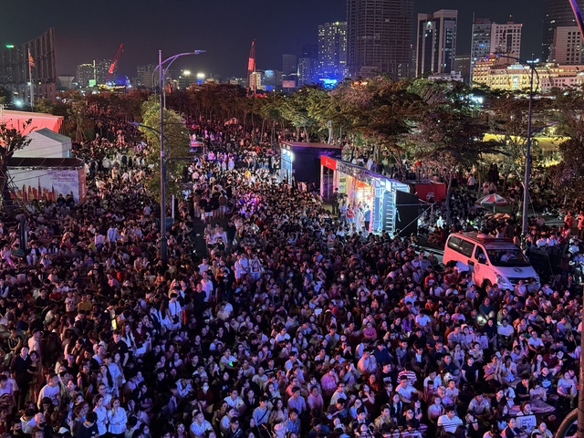 Hình ảnh gây choáng tại Hồ Gươm dù mới 21h ngày cuối năm- Ảnh 14.