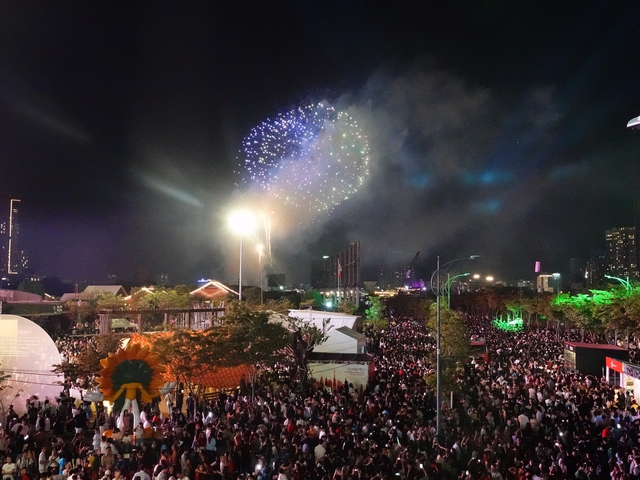 Pháo hoa rực sáng bầu trời, chào 2026!- Ảnh 12.