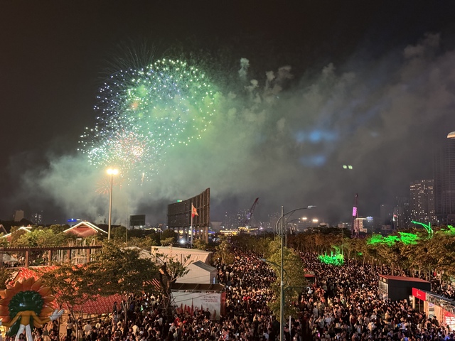 Pháo hoa rực sáng bầu trời, chào 2026!- Ảnh 11.