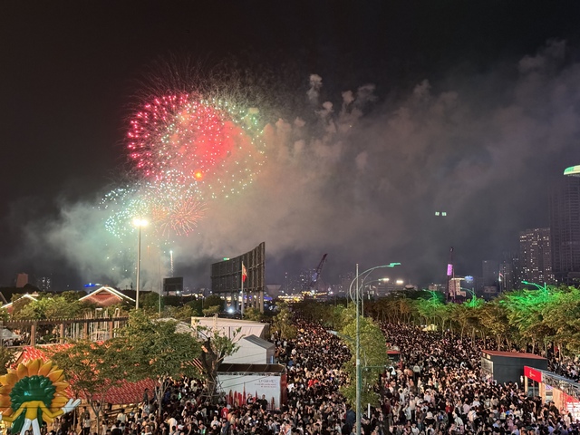 Pháo hoa rực sáng bầu trời, chào 2026!- Ảnh 13.