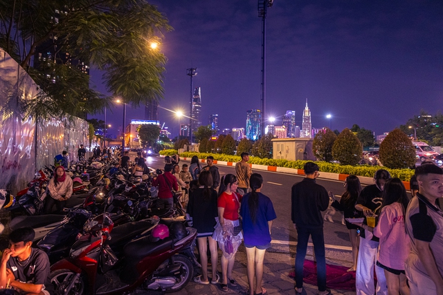 Hình ảnh gây choáng tại Hồ Gươm dù mới 21h ngày cuối năm- Ảnh 16.